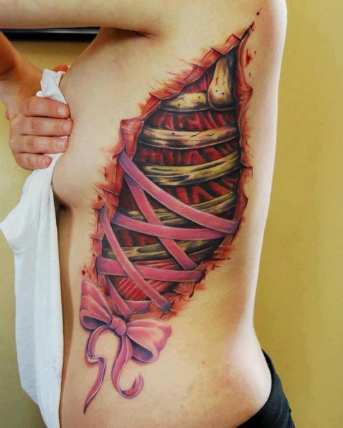 tatuaje en la costilla representacion artistica de curpo abierto