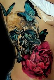 tatuaje en la costilla rosa roja calabera y mariposas celestes en mujer