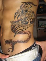 tatuaje en la costilla serpientes y cartas de juego
