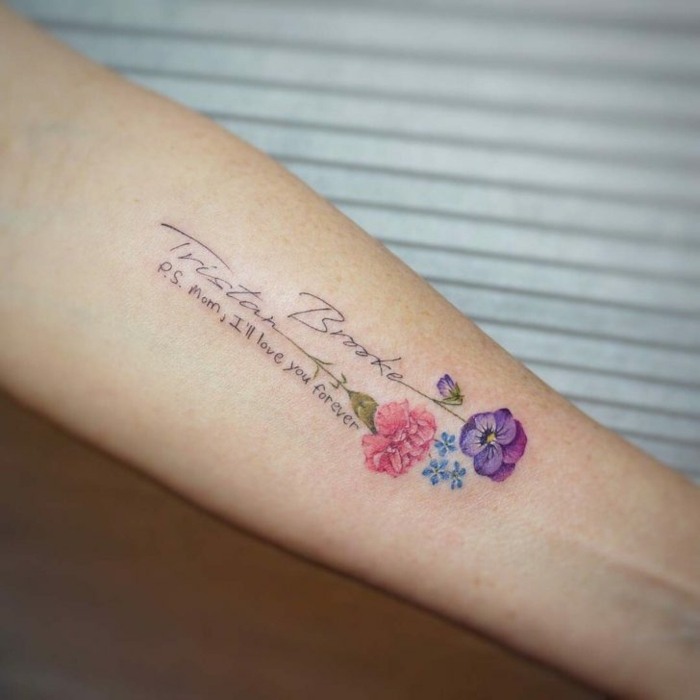 tatouage sur l'avant-bras d'une femme inscription à la mère