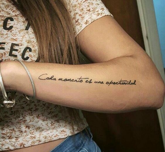 tatouage dans la zone de l'avant-bras d'une inscription féminine