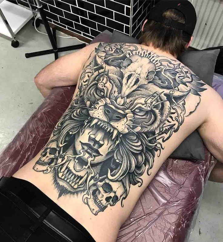 tatuaje espalda completa hombre cara de lobo y mujer