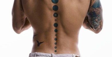 tatuaje espalda completa hombre circulos en columna vertebral