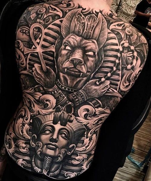 tatuaje espalda completa hombre motivo de dioses de egipto