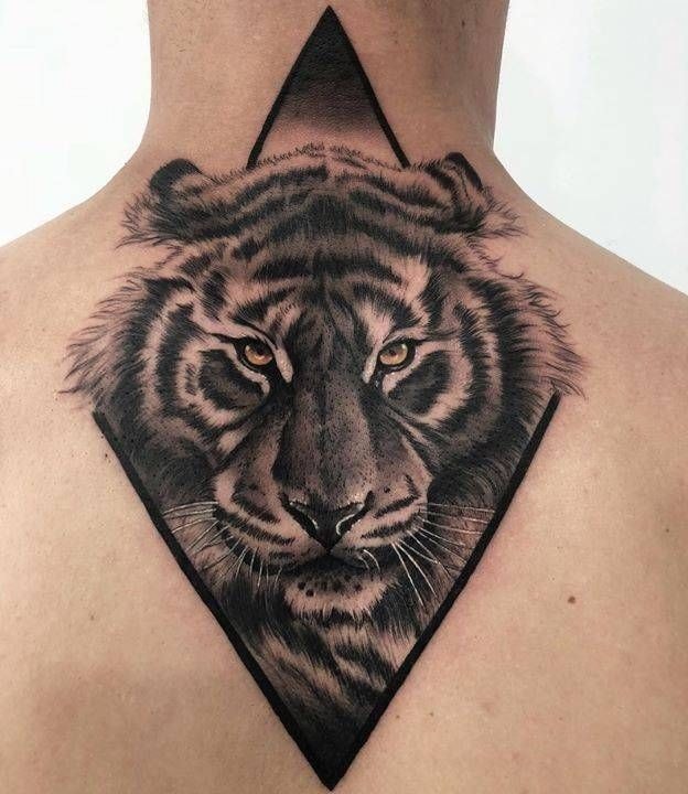 tatuaje espalda completa hombre rombo y leon