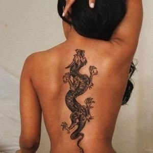 Tattoo-Frau mit Drache am ganzen Rücken