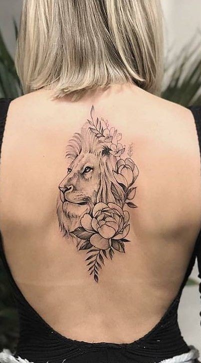 Tattoo-Frau mit Löwen am ganzen Rücken und Blumen