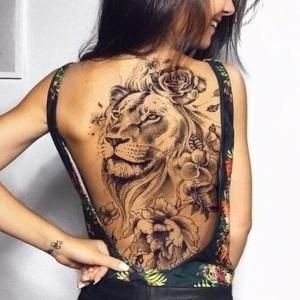Tattoo-Frau mit Löwe am ganzen Rücken