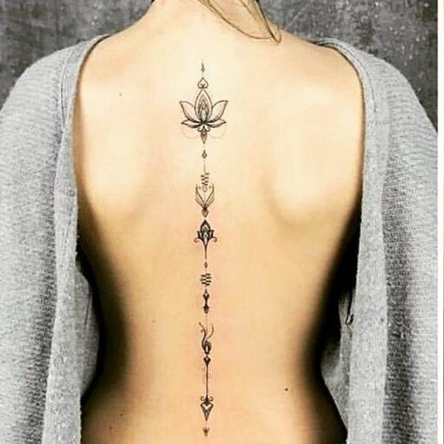 Tattoo-Frau mit Mandala am ganzen Rücken