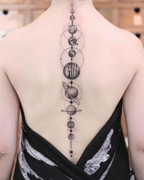 tatuaggio completo di schiena donna con piante del sistema solare sulla colonna vertebrale