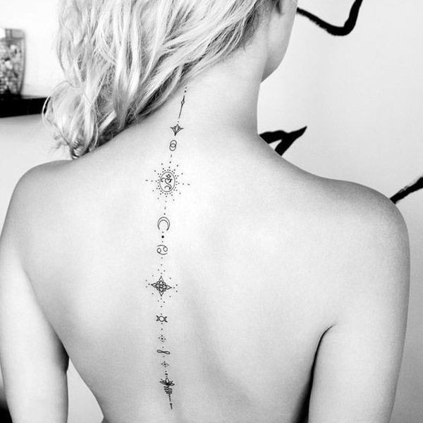 tatuagem nas costas mulher pequenos símbolos geométricos na coluna vertebral