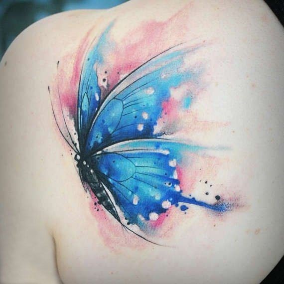 tatuaje mariposa azul en espalda