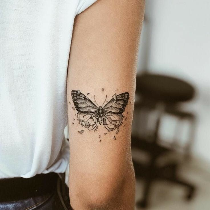 tatuaje mariposa en parte trasera del brazo mujer