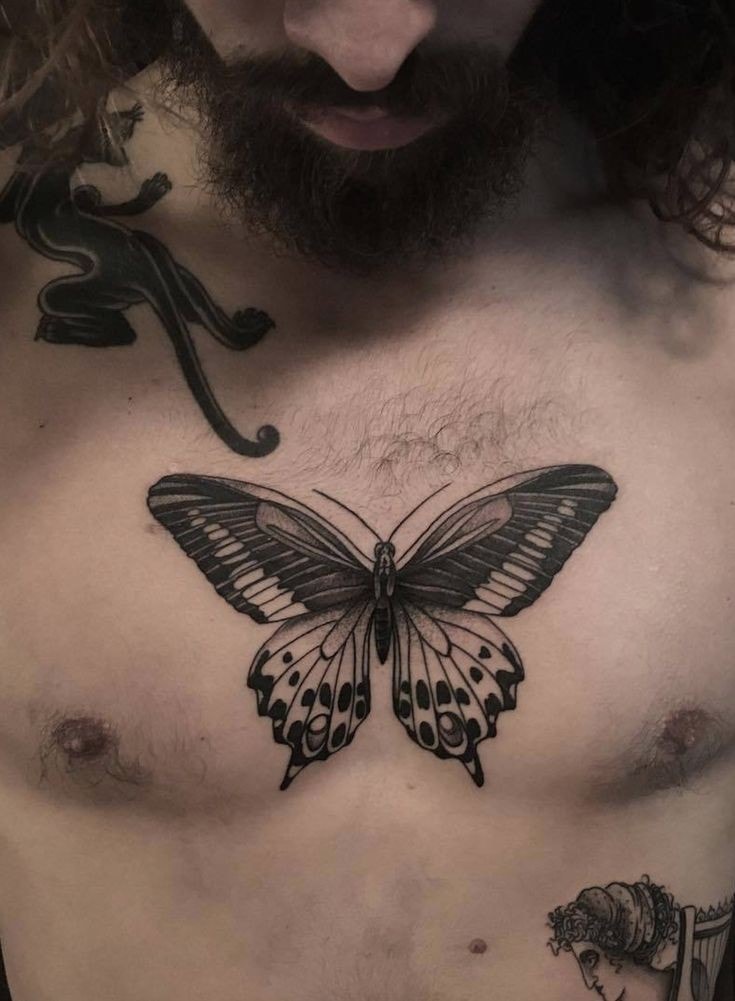 tatuagem de borboleta preta no peito de homem