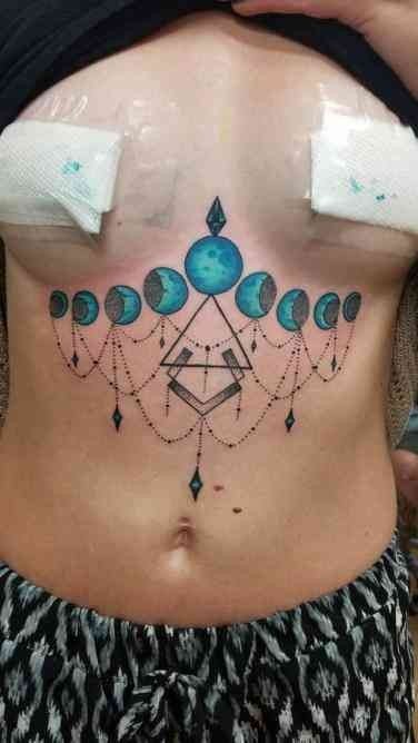 tatuaje pecho mujer llamador de angeles con planetas