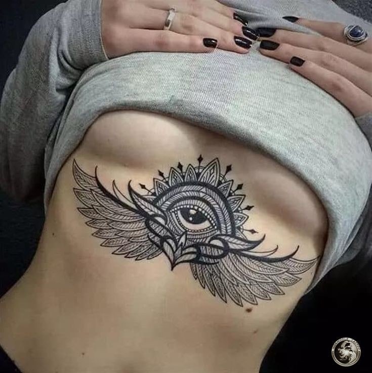 tatuaje pecho mujer mandala y ojo