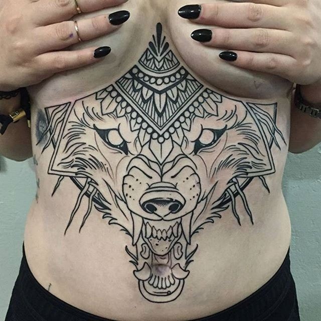 tatuaje pecho trama y lobo