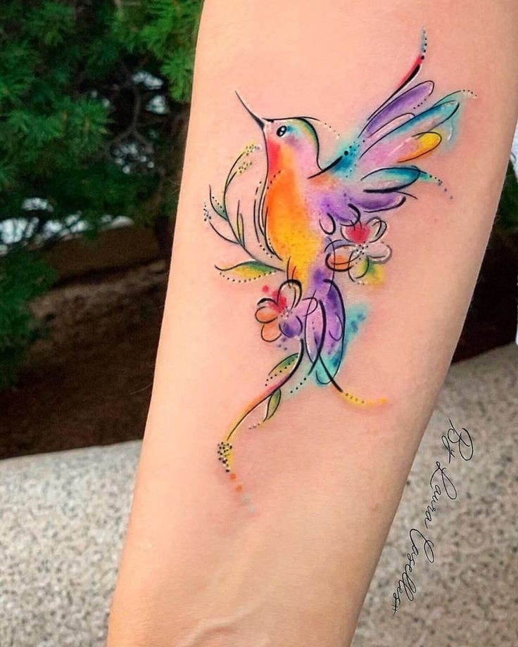 Tatuaggi di colibrì sull'avambraccio di una donna 2