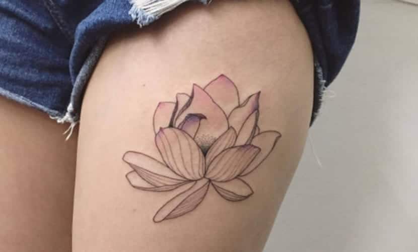 tatuagens de flores de lótus na coxa 4