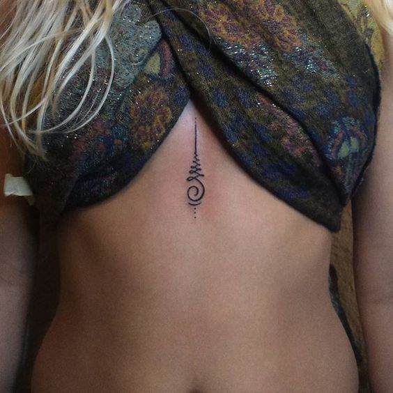 tatouages entre les seins d'une délicate femme en spirale
