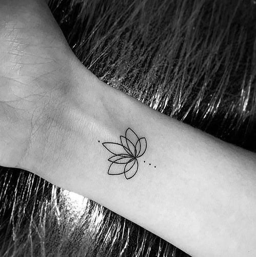 tatuajes minimalistas dibujo de flor