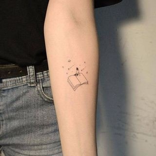 tatuajes minimalistas libros y estrellas