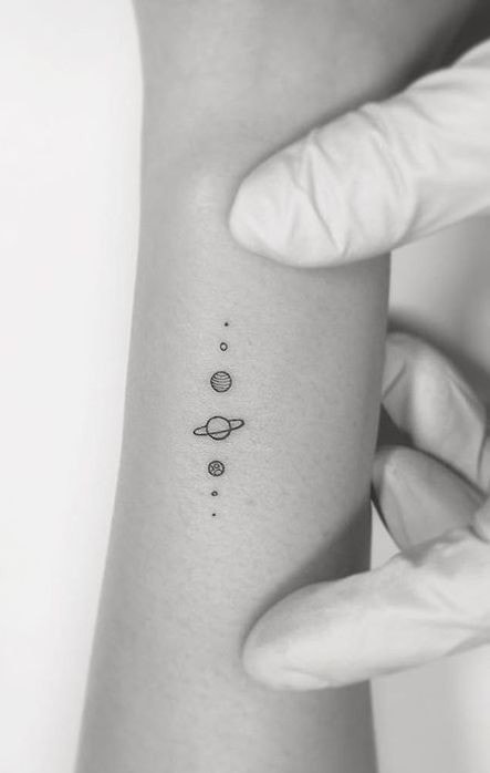 tatuajes minimalistas saturno y planetas