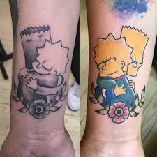 Tattoos für Freunde, Schwestern, Cousins, Basrt und Lisa, die sich umarmen