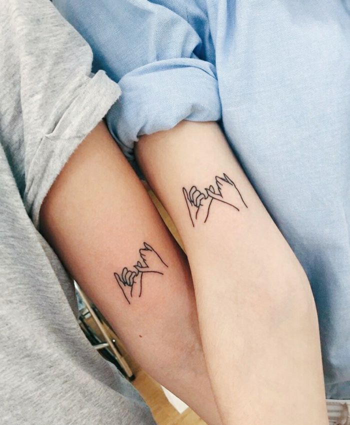 tatuajes para amigas hermanas primas dedos entrelazado contorno