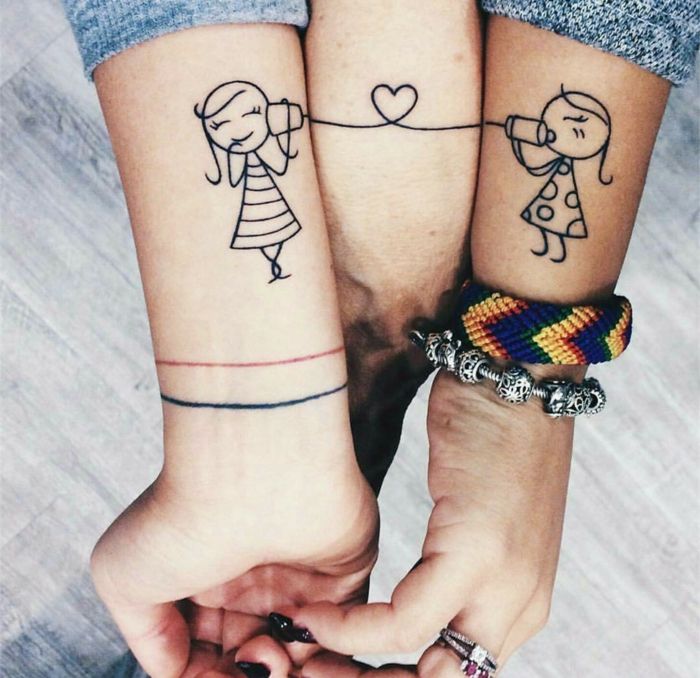 Tattoos für Freunde, Schwestern, Cousins, zwei Mädchen, die kommunizieren