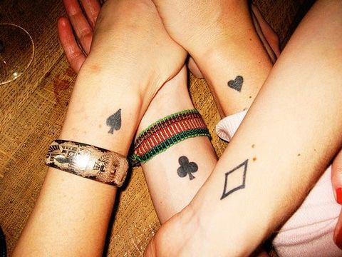 Tattoos für Freunde, Schwestern, Cousins und Cousinen am Handgelenk, Kleeblatt, Herz und Raute