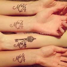 tatuagens para amigas irmãs primas fórmula e letras no pulso