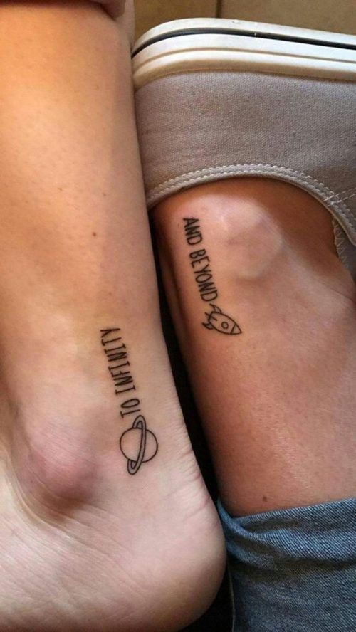 Tattoos für Freunde, Schwestern, Cousins, Buchstaben in Druckschrift sowie Rakete und Saturn