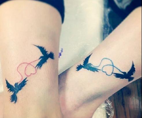 tatuaggi per amiche sorelle cugine uccelli che tirano fili e cuori rossi e blu