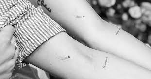 tatuaggi per amiche sorelle cugine piccola iscrizione sul braccio più stella