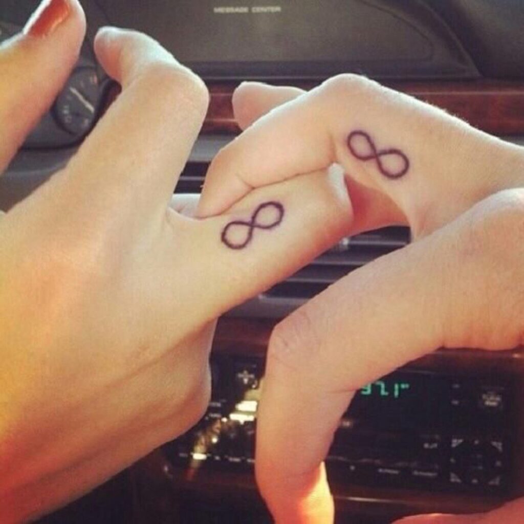 tatuagens para amigas irmãs primas pequeno infinito nos dedos