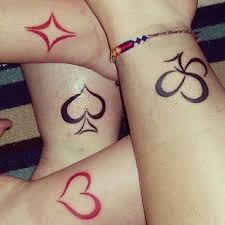 Tattoos für Freunde, Schwestern, Cousins, Pica, Herz, Raute und Kleeblatt an den Handgelenken