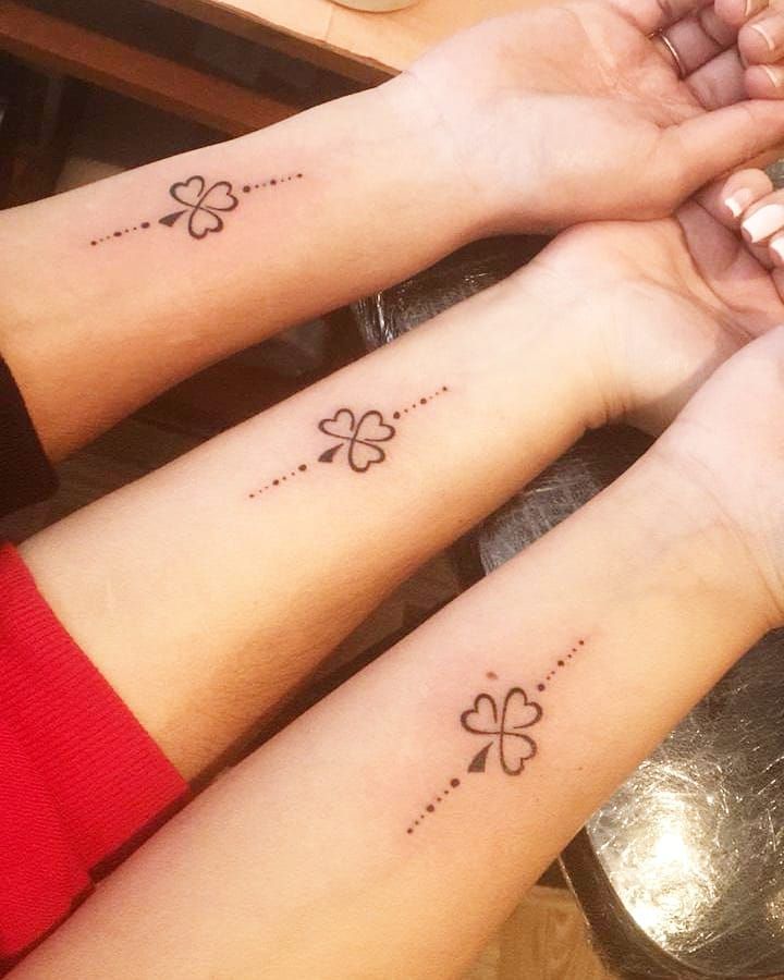 tatuaggi per amiche sorelle cugine trifoglio e linea tratteggiata