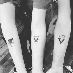 tatouages pour amis soeurs cousins trois triangles noirs