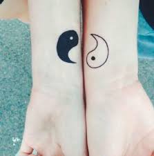 tatouages pour amis soeurs cousines ying yang une couleur sur chaque poignet