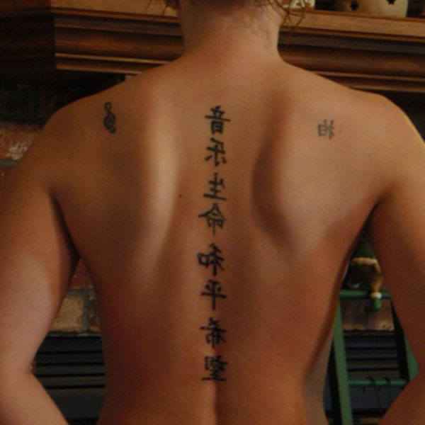 tatuajes y sus significados caracteres chinos en espalda y columna mujer