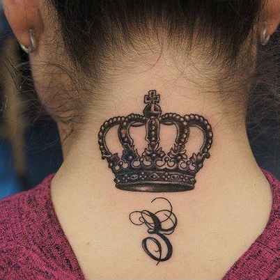 tatuajes y sus significados corona en cuello mujer