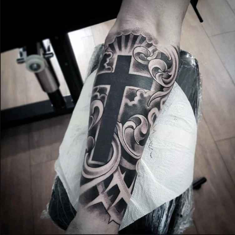 tatuajes y sus significados cruz en brazo