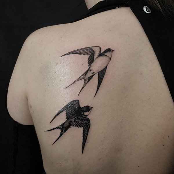 tatuajes y sus significados golondrina en espalda hombre