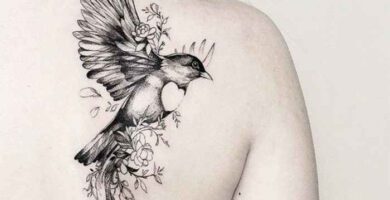 tatuajes y sus significados pajaro en espalda mujer