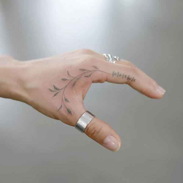 tatuajes y sus significados pequeño tatuaje de hojas en mano mujer