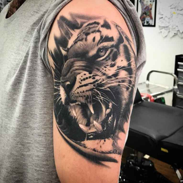 tatuaje tigre en brazo hombre