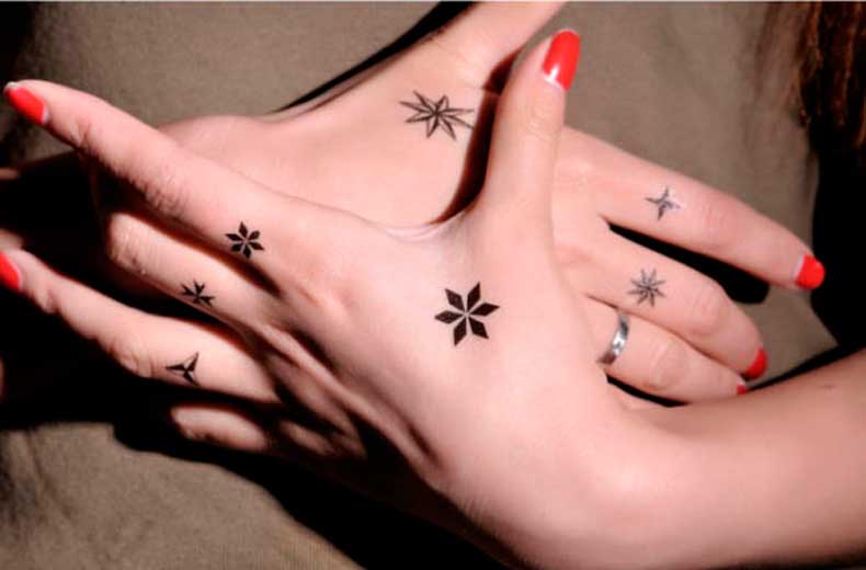 zone de tatouages pour femmes main fleur abstraite petites étoiles sur la main et les doigts